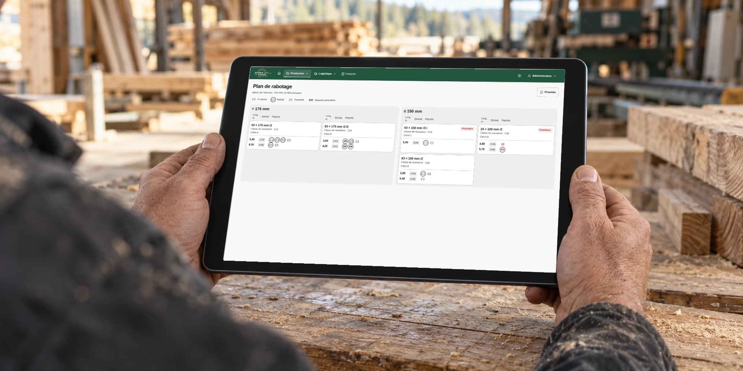 Mise en scène d’un ouvrier avec le plan de rabotage Scierie de Graide sur tablette, données de démonstration